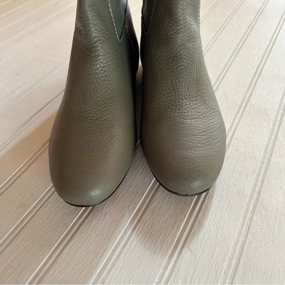 Pour La Victoire ~ Gray Pebbled Leather Orville Knee High Boots in size 7